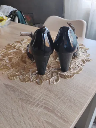 Zapatos de tacón Pitillos negros y plateados