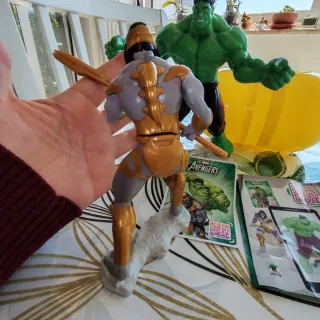 Hulk e Chitauri VCF04 KinderSorpresa 2026 Avemgers
