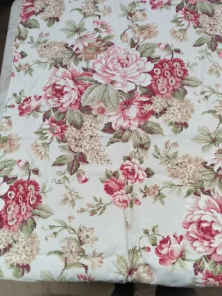 Lote de telas con motivos florales y rayas