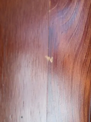 Espejo de madera con lámparas