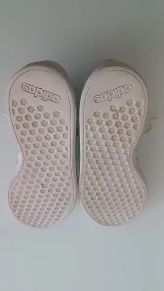 Zapatillas Adidas Blancas y Plateadas