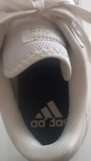 Zapatillas Adidas Blancas y Plateadas