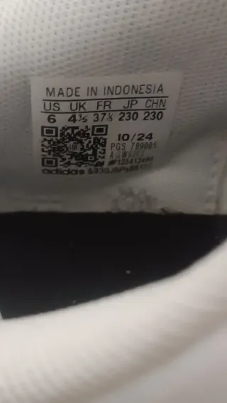 Zapatillas Adidas Blancas y Plateadas