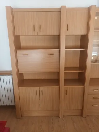Mueble de salón de madera y cristal