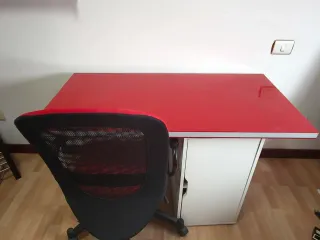 Escritorio rojo y silla a juego.