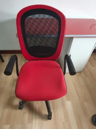 Escritorio rojo y silla a juego.