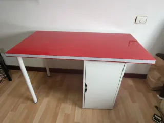 Escritorio rojo y silla a juego.