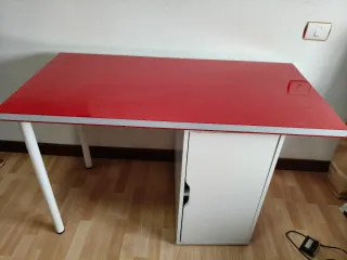 Escritorio rojo y silla a juego.
