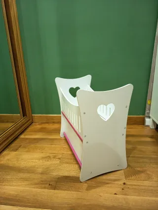 Cuna de muñecas blanca y rosa