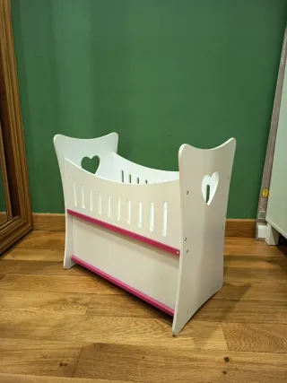 Cuna de muñecas blanca y rosa