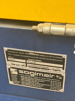 Compresor de obra amarillo CompAir