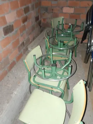 Sillas regulables verdes y plateadas