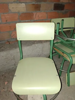 Sillas regulables verdes y plateadas