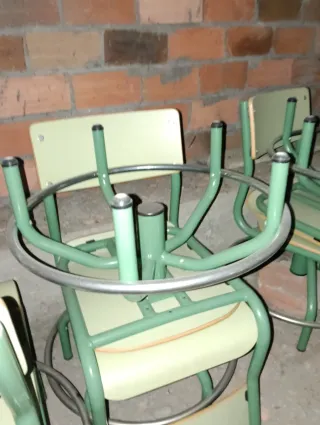 Sillas regulables verdes y plateadas