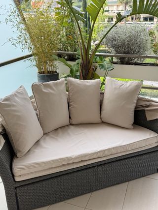 Sofá exterior redondo beige y gris, extendible.