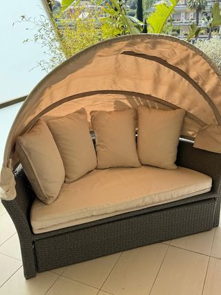 Sofá exterior redondo beige y gris, extendible.