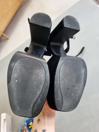 Zapatos de tacón negros con plataforma terciopelo.