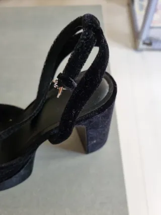 Zapatos de tacón negros con plataforma terciopelo.