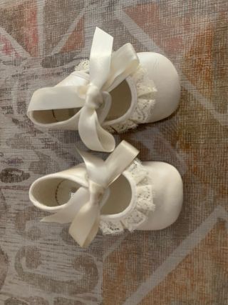 Zapatos de bautizo blancos con lazo