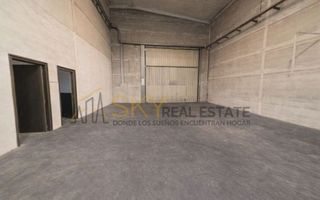 Nave industrial en venta en Loeches