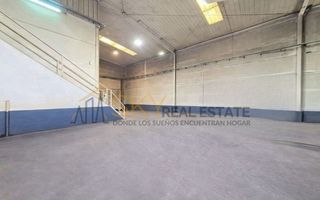 Nave industrial en venta en Loeches