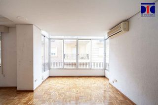 Piso en venta en Los Remedios en Sevilla