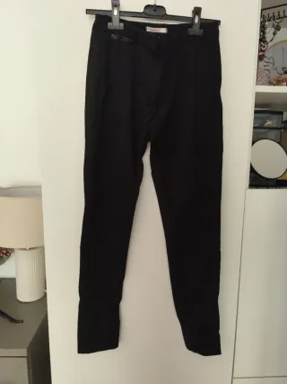 Pantaloni neri lunghi elasticizzati