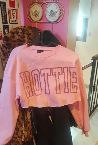 Sudadera rosa crop top con perlas, Nueva