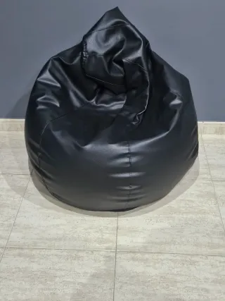 Puf de piel negro