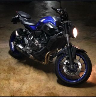 Yamaha MT-07 Naked Azul y Negra