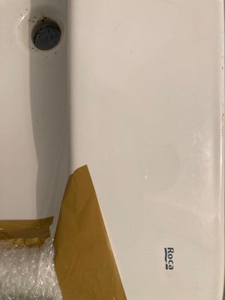 Lavabo de marca Roca. Es de cerámica, color blanco