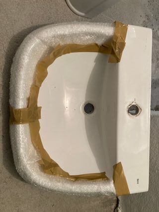Lavabo de marca Roca. Es de cerámica, color blanco