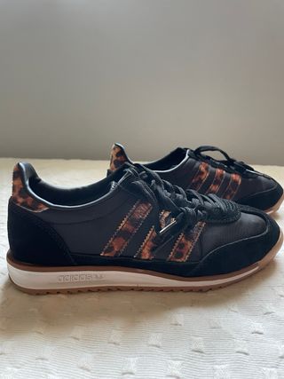 Zapatillas Adidas Negras Animal Print. Nuevas.