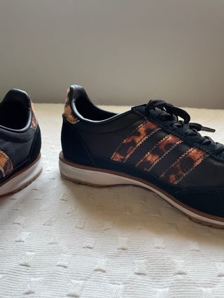 Zapatillas Adidas Negras Animal Print. Nuevas.