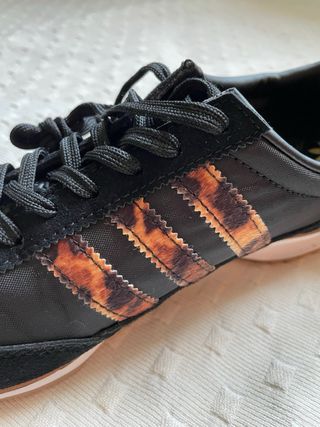 Zapatillas Adidas Negras Animal Print. Nuevas.