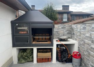 Barbacoa de obra con horno y cajón