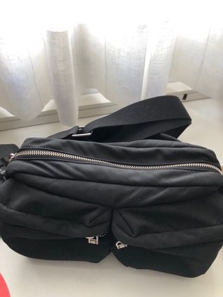 Bolso negro acolchado mujer.