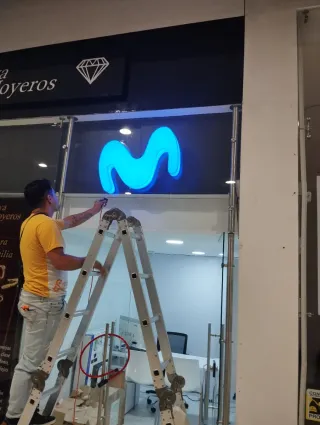 Diseñó fabricación avisos  Instalación