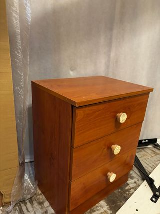 Juego de dos mesitas de noche de madera.