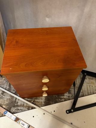 Juego de dos mesitas de noche de madera.