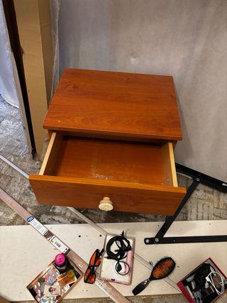 Juego de dos mesitas de noche de madera.