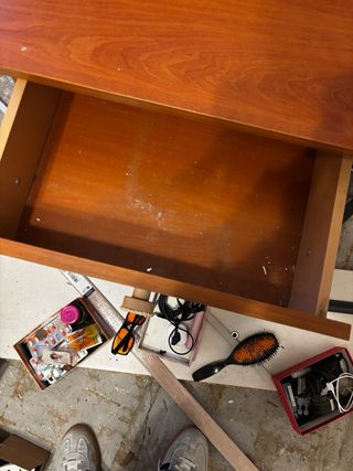 Juego de dos mesitas de noche de madera.