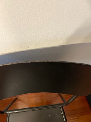 Mesa de madera y metal con sillas metálicas