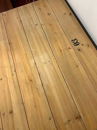 Mesa de madera y metal con sillas metálicas