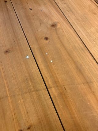 Mesa de madera y metal con sillas metálicas