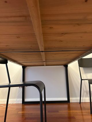 Mesa de madera y metal con sillas metálicas