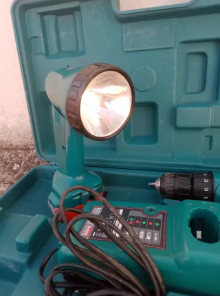 2 Taladro Atornillador Makita con Linterna