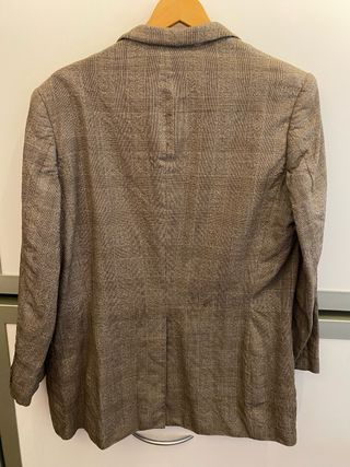 Chaqueta de traje beige y marrón