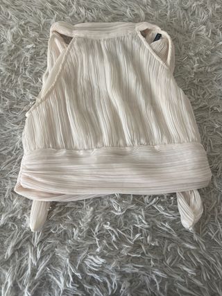 Top beige plisado