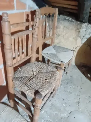 Sillas antiguas de mimbre y madera